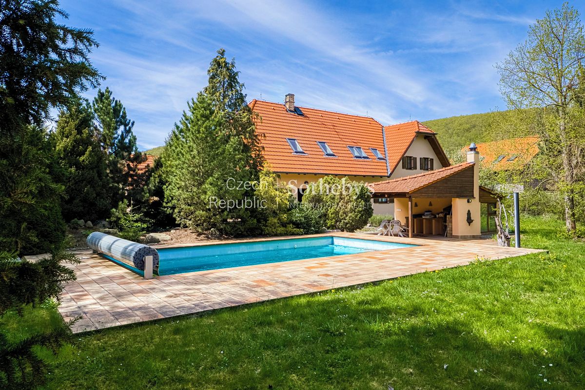 Prodej rodinného domu 331 m², pozemek 2779 m²